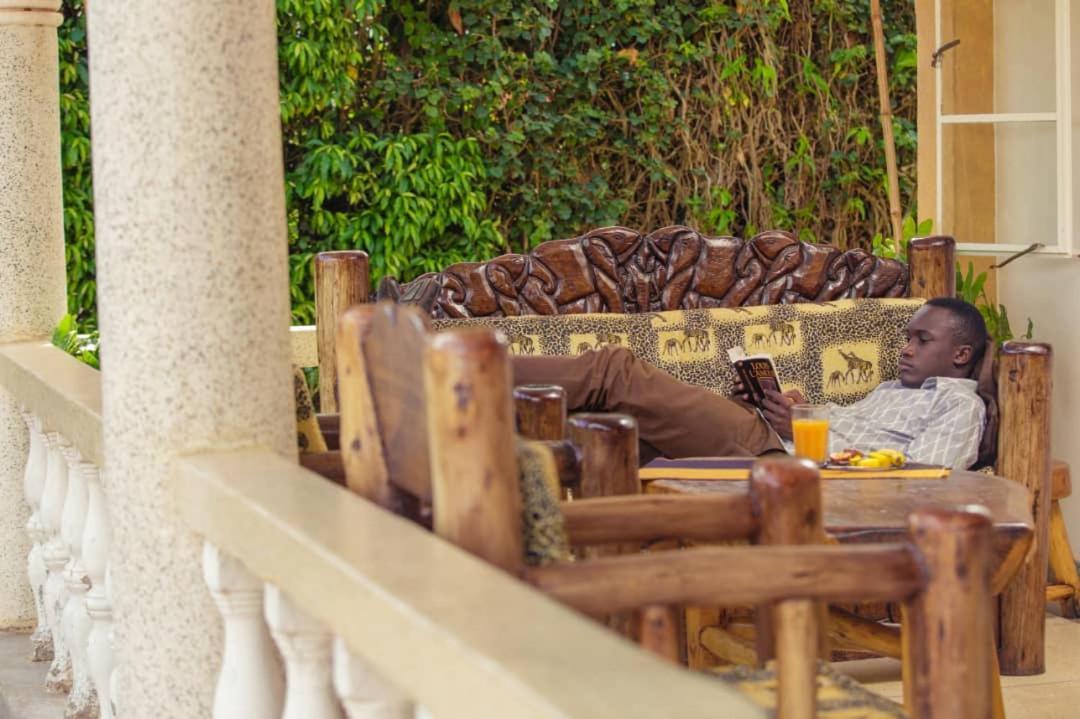 Entebbe Vine Inn Exterior photo